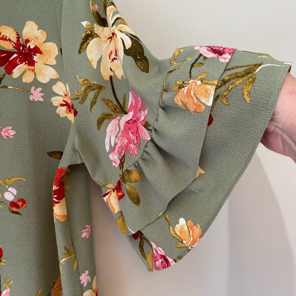 Urban Romantics Floral Boho Top Size M Ruffle Bell Sleeve - Picture 4 of 10